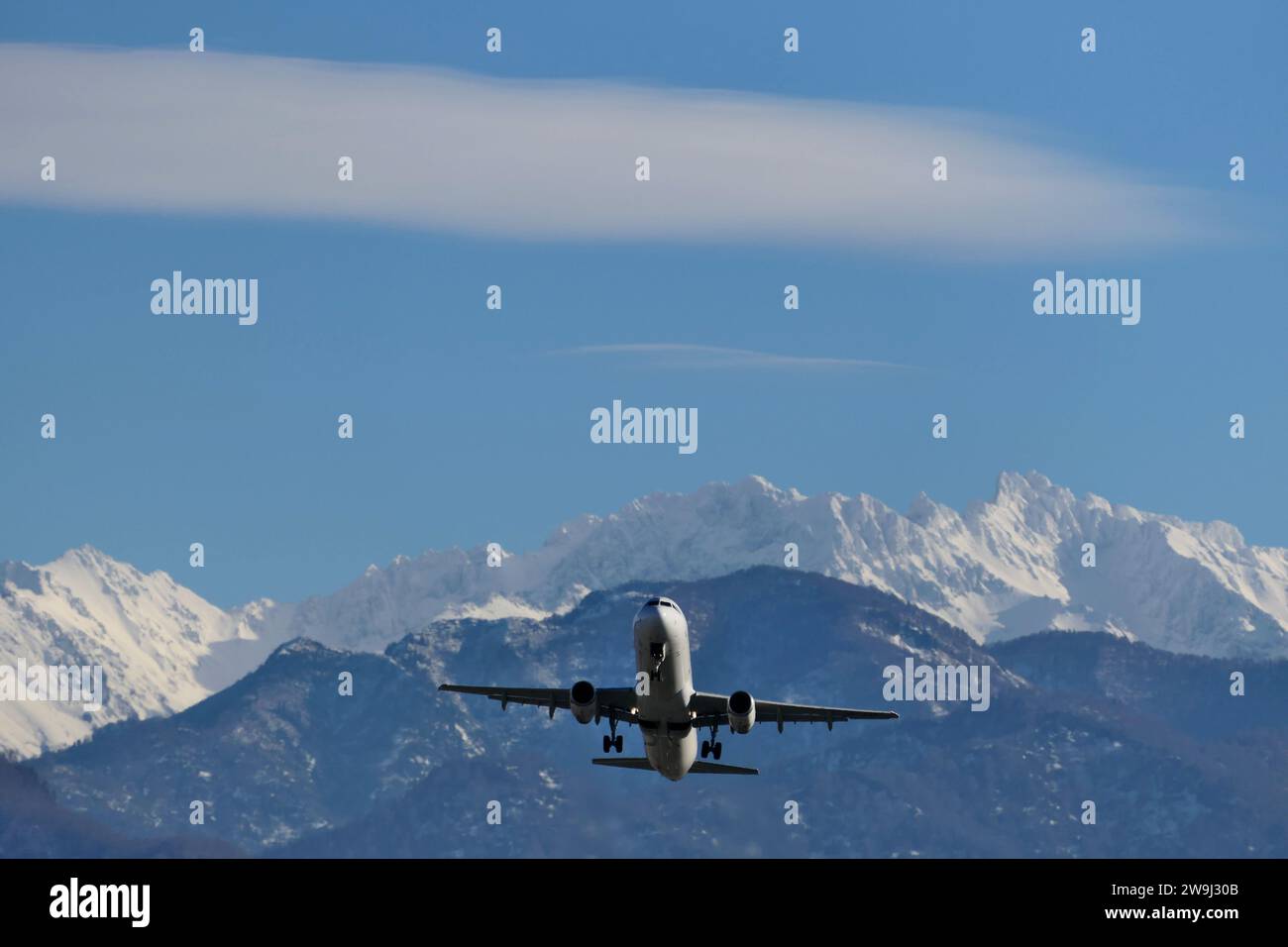 Take off airplane mountains hi-res stock photography and images - Alamy