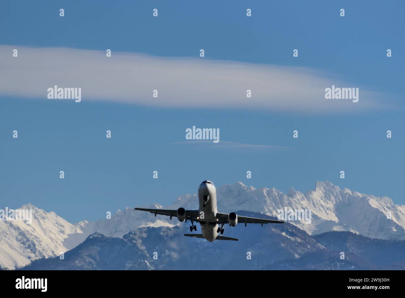 Take off airplane mountains hi-res stock photography and images - Alamy