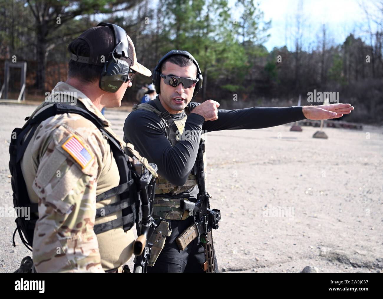 Fayetteville, United States of America. 13 December, 2023. Mixed Martial Artist Khonry Gracie, right, discusses aiming with a Green Beret instructor during practice prior to participating in the 2023 Green Beret Celebrity Tactical Challenge at the U.S. Army John F. Kennedy Special Warfare Center Miller Training Complex of Fort Liberty, December 13, 2023 Fayetteville, North Carolina. Fourteen celebrities teamed up with Green Berets to take part in the annual shooting event.  Credit: K. Kassens/US Army Photo/Alamy Live News Stock Photo