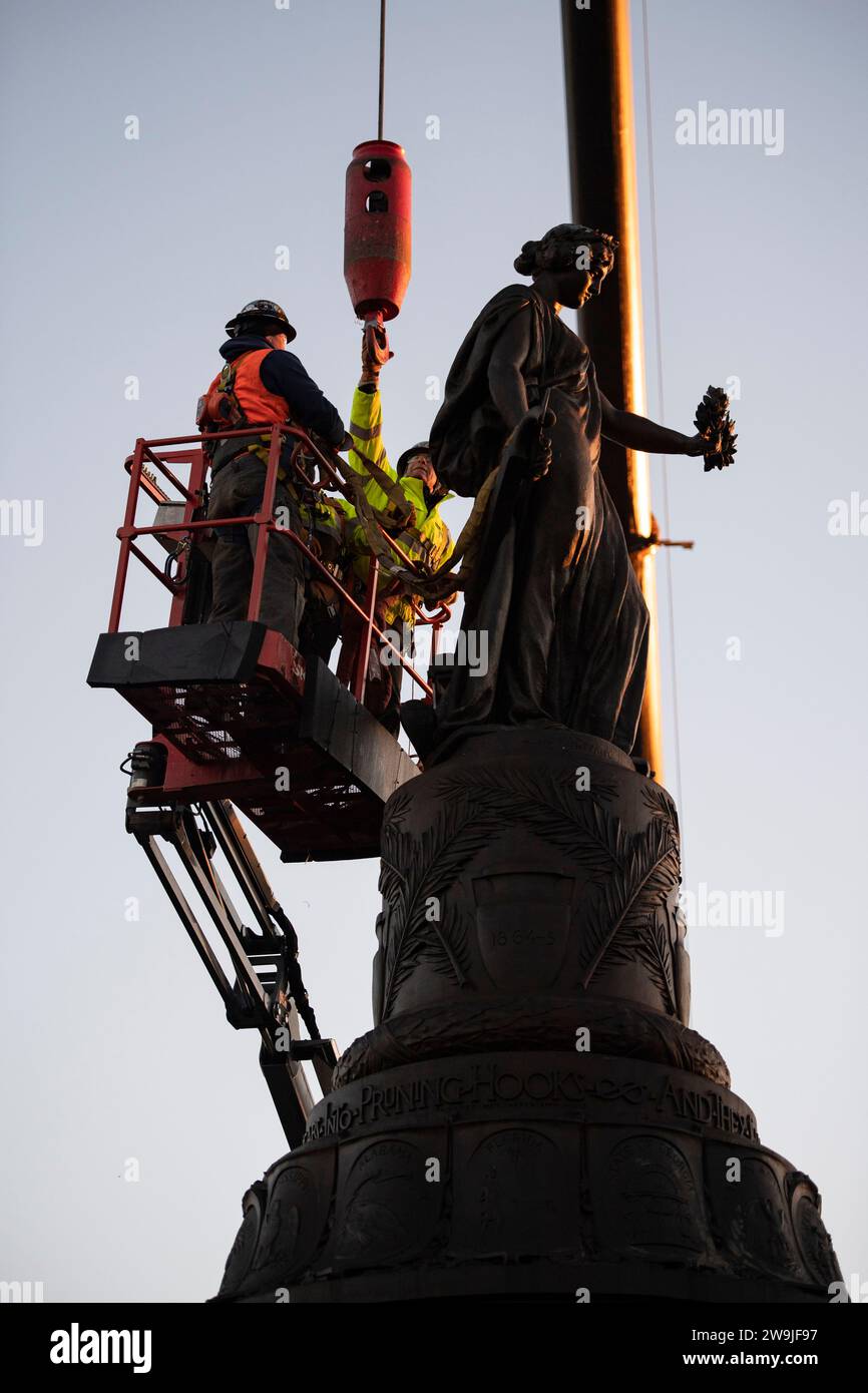 Arlington, United States of America. 20 December, 2023. Workers attach