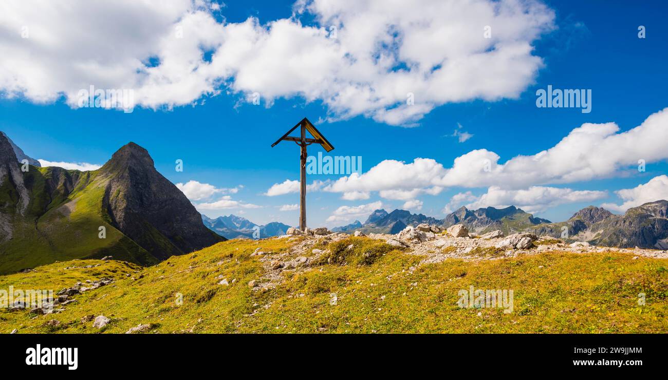 Field cross at Rappensee, left behind Kleiner Rappenkopf, 2276m, Allgaeu Alps, Allgaeu, Bavaria, Germany Stock Photo