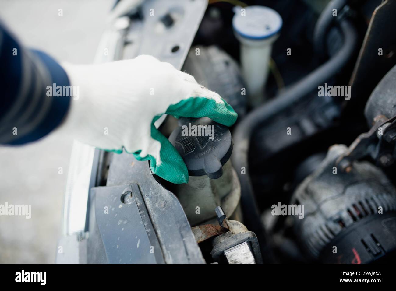 Checking the level of antifreeze in the coolant in the car, high