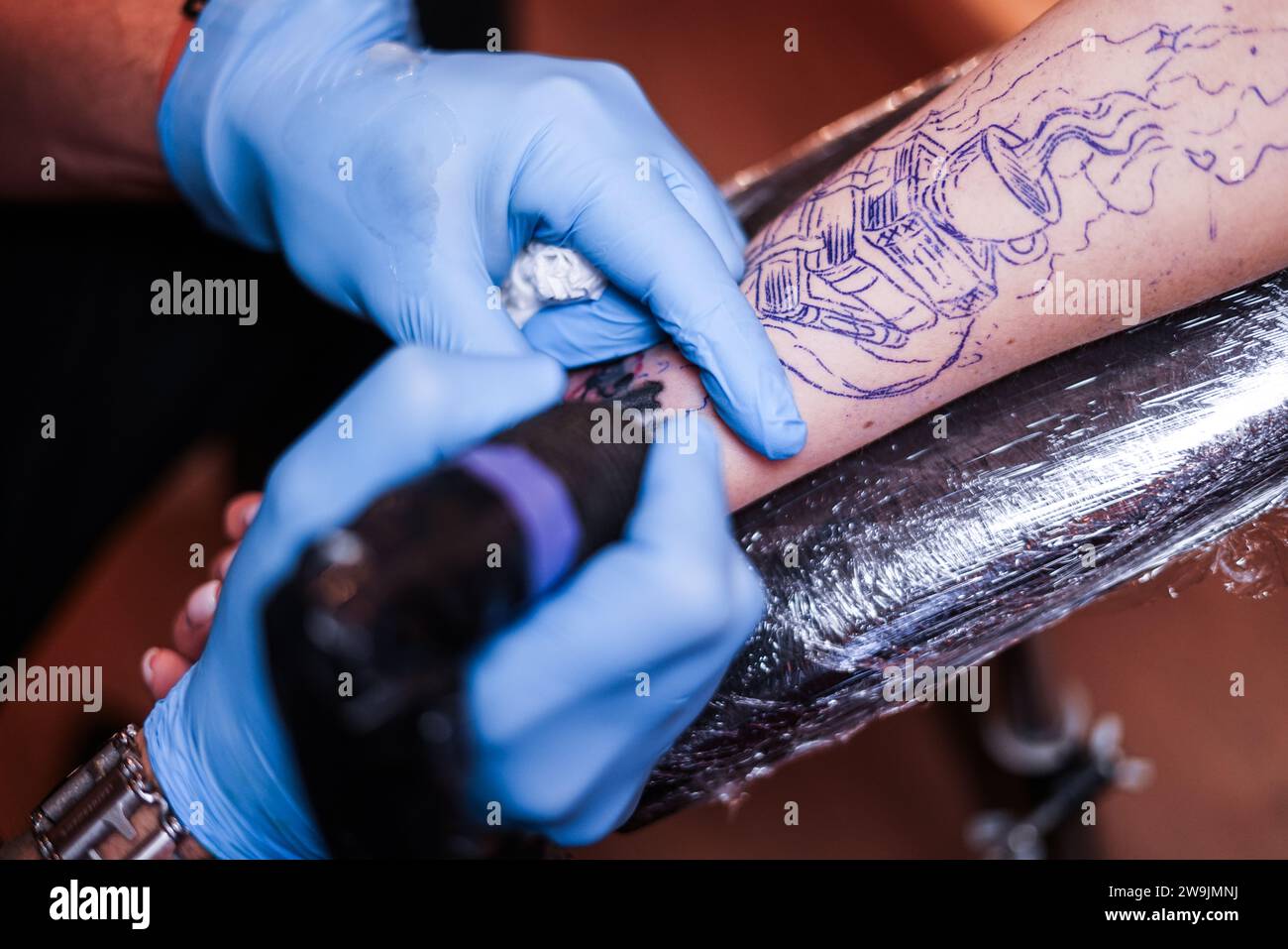 Making tattoo in the tattoo studio Stock Photo Alamy