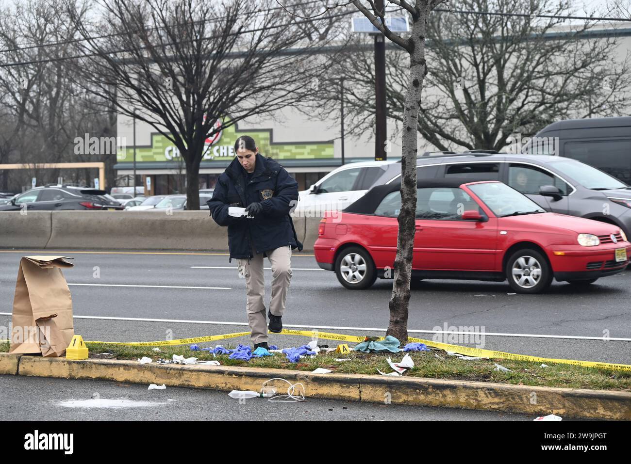 Paramus, United States. 28th Dec, 2023. Authorities collected evidence at the scene. Police are searching for a vehicle and its driver, after the driver stabbed another driver in a road rage incident on Route 4 Eastbound. The victim, who drove a van, was stabbed twice in the back and once on the arm and the victim is currently in stable condition. Authorities collected evidence at the scene. (Photo by Kyle Mazza/SOPA Images/Sipa USA) Credit: Sipa USA/Alamy Live News Stock Photo