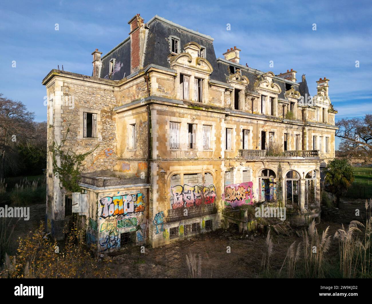 Castle in disrepair in the Castillon Park (Tarnos (40220), Landes (40), Nouvelle-Aquitaine, France). Abandoned mansion. Decaying manor. Ruined mansion. Stock Photo