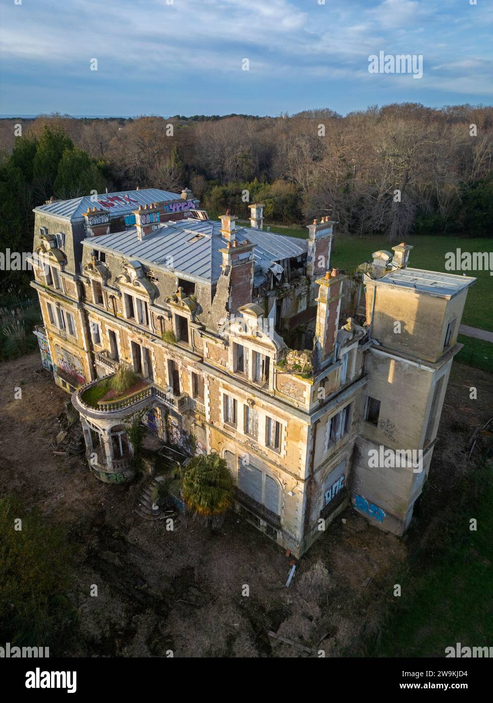 Castle in disrepair in the Castillon Park (Tarnos (40220), Landes (40), Nouvelle-Aquitaine, France). Abandoned mansion. Decaying manor. Ruined mansion. Stock Photo