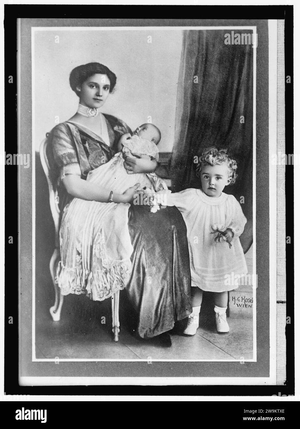 ZITA, H.R.H. EMPRESS OF AUSTRIA, BORN 1892, PRINCESS OF BOURBON AND PARMA. WITH SON, OTTO, AND INFANT Stock Photo