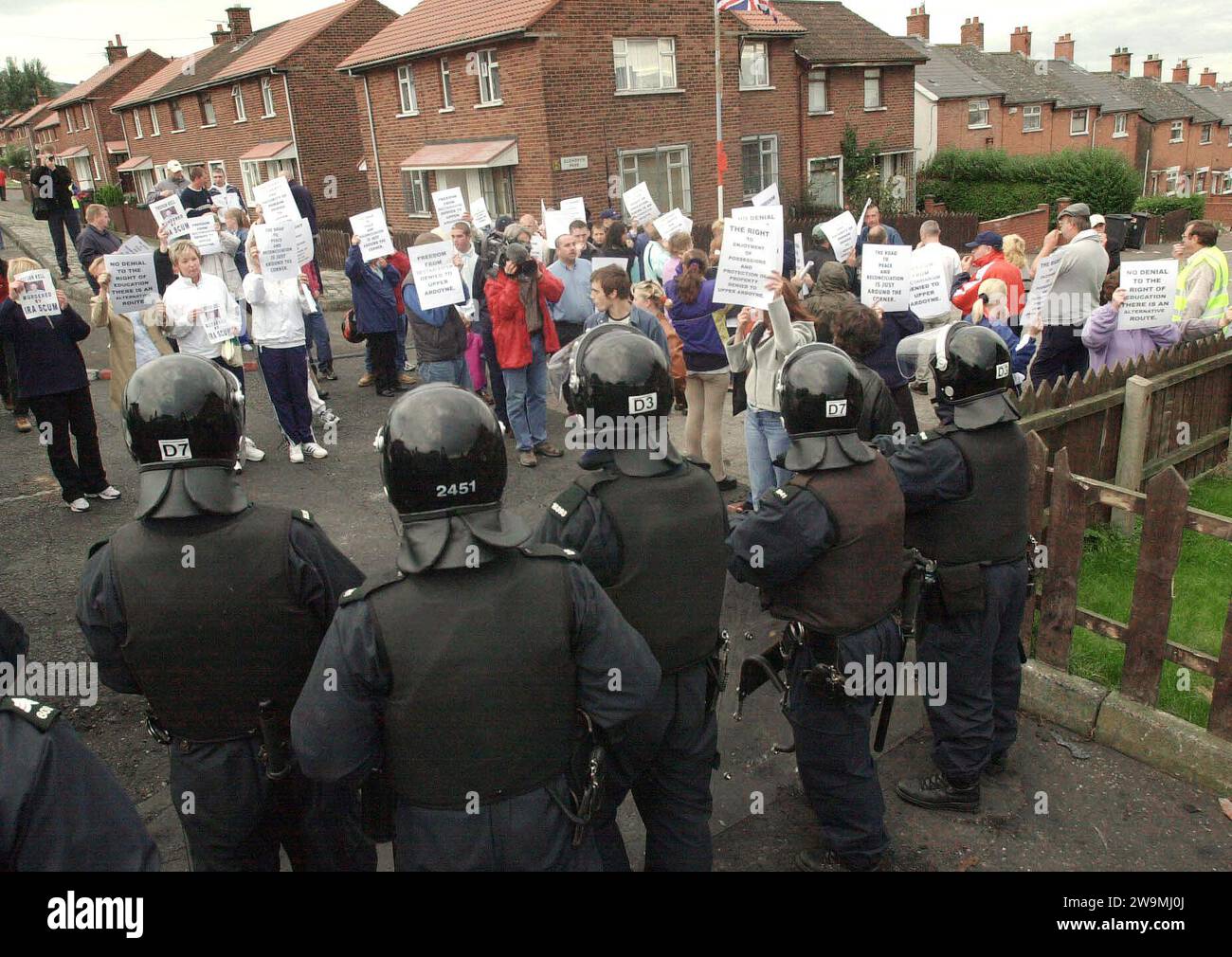 catholic-protestant-ireland-2001-hi-res-stock-photography-and-images