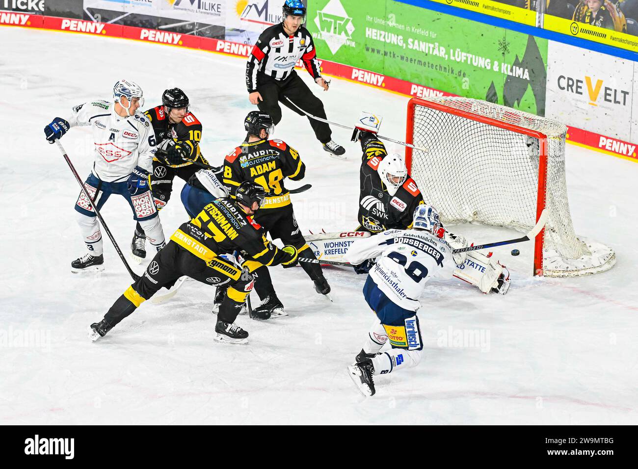 Eishockey - DEL 2: Krefeld Pinguine vs Dresdner Eislöwen am 28.12.2023 in der Yayla-Arena in Krefeld Tor zum 0:1 durch Dresdens Johan Porsberger (Nr.88) Foto: osnapix Stock Photo