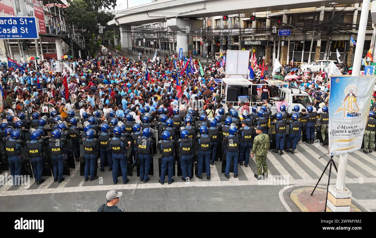 Manila, Philippines. 29th December 2023. Police barricading the jeepney operators, drivers and commuters who are staging a motorcade protest during a transport strike in Manila, Philippines on  December 29, 2023. The group are opposing the government's plan to modernize public transport that can potentially phase out their old jeepney vehicles which have been an icon and unique symbol of mass transport in the Philippines. (Credit Image: © Sherbien Dacalanio/Alamy Live News) Stock Photo