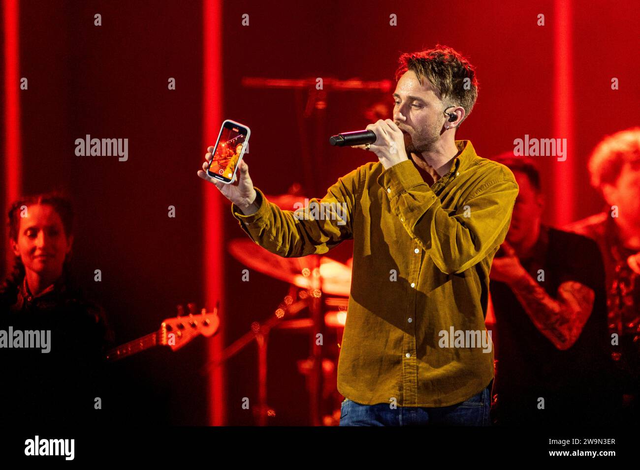 Clueso live bei seiner Weihnachtsshow in der Messehalle. Erfurt, 28.12. 