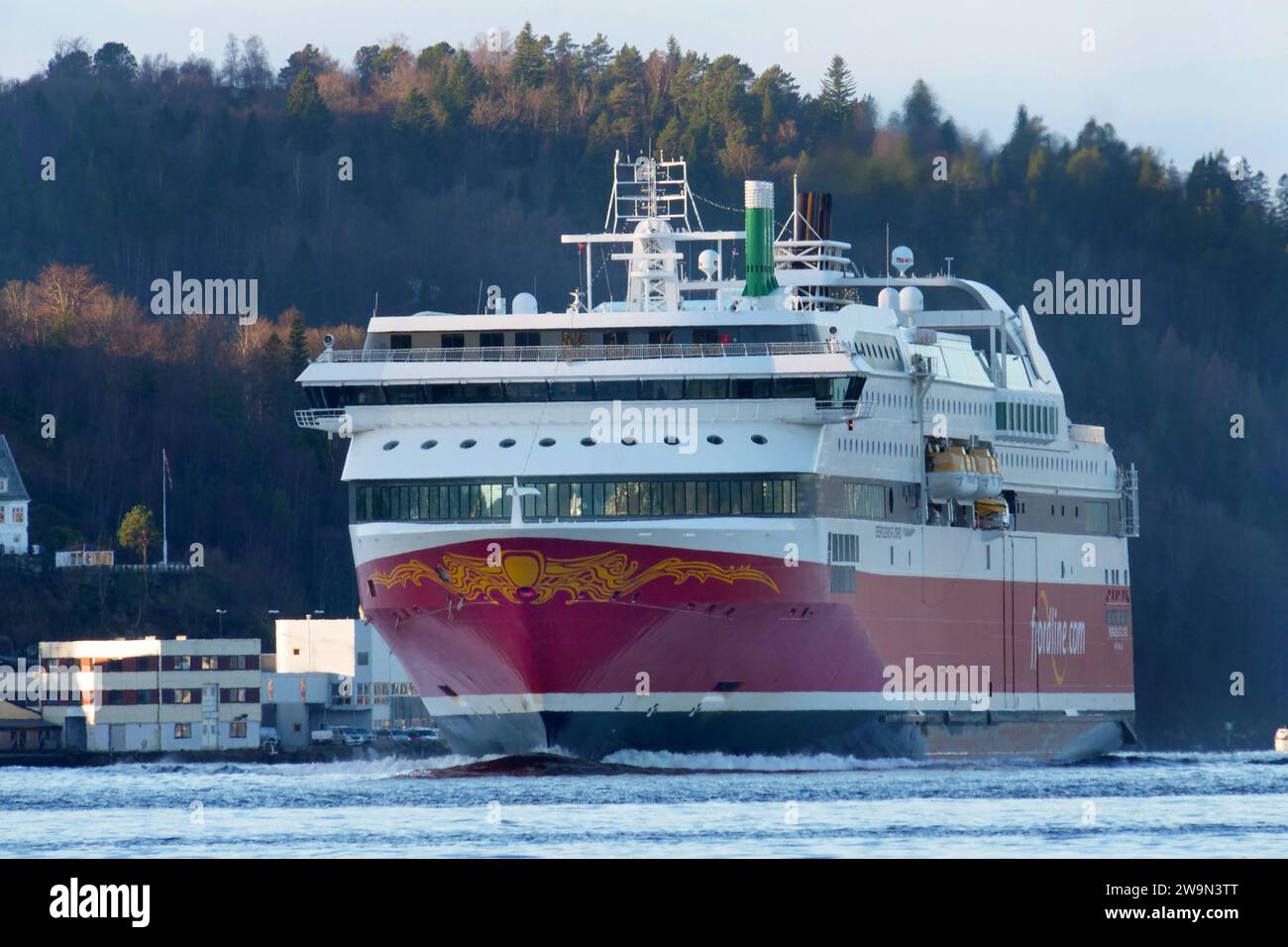 bergen-norwegen-schiffsverkehr-faehre-der-rederei-fjordline-legt-im-hafen-von-bergen-in-norwegen-an-bergen-norwegen-schiffsverkehr-fjordline-bergen-norway-shipping-traffic-fjordline-ferry-docks-in-the-port-of-bergen-in-norway-bergen-norway-shipping-traffic-fjordline-2W9N3TT.jpg