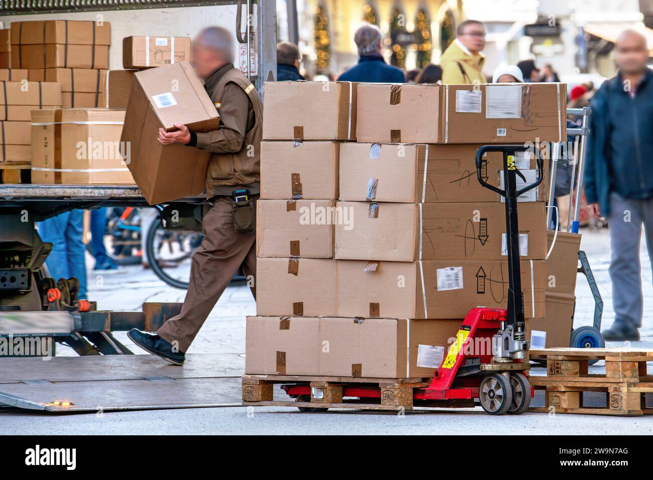 UPS Paketdienst, Paketzusteller in der Innenstadt, München, Dezember 2023 Deutschland, München