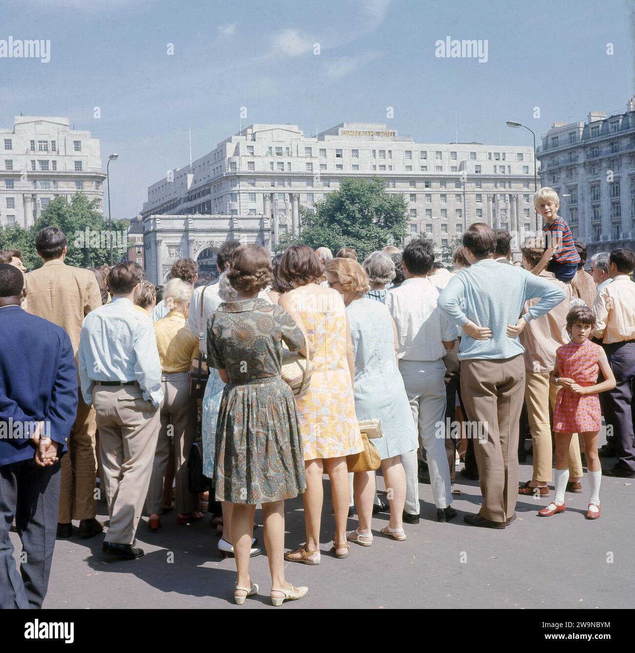 1960s, historical, summertime and a group of people gathered listening to a speaker at  what is known as 'speakers corner', a part of Hyde Park, in Central London. By a 1872 act of Parliament, an area was set aside for public speaking or 'free speech', most usually on a Sunday morning. Stock Photo