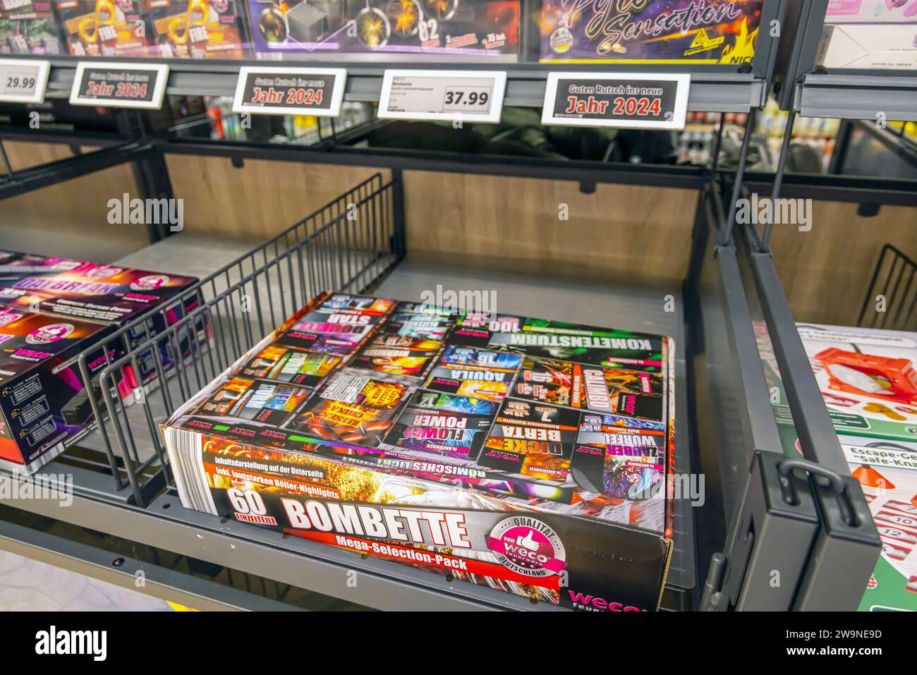 Verkauf von Silvesterraketen bei einem Discounter. // 29.12.2023