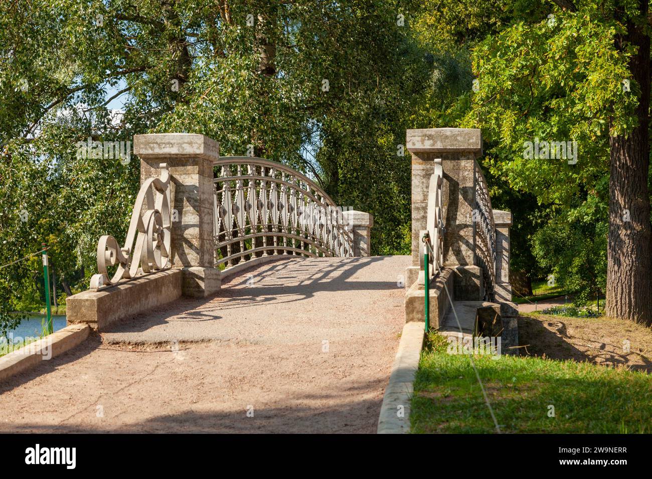 Old stone arched footbridge hi-res stock photography and images - Alamy