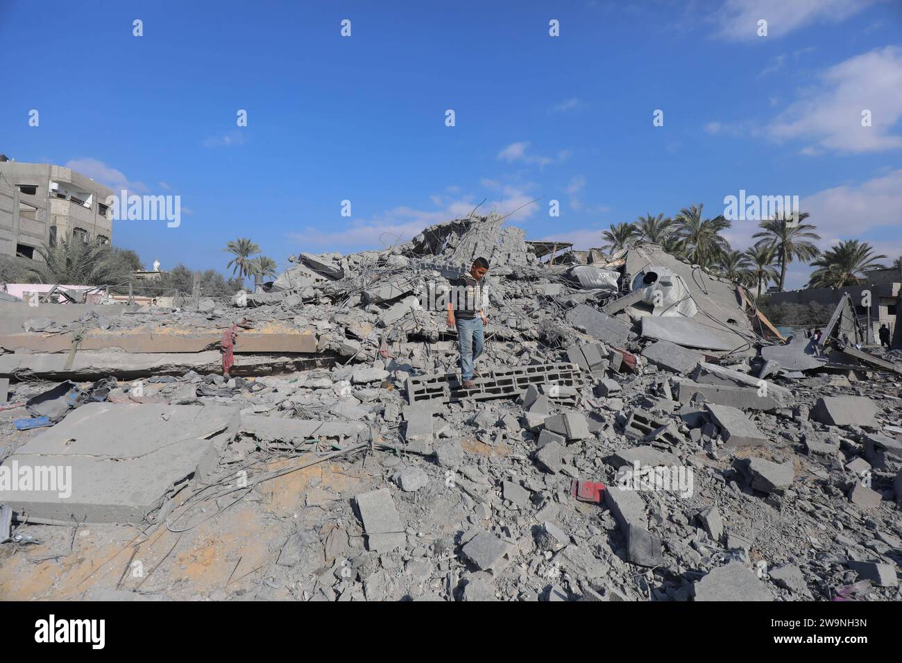 Palestinian residents search for their belongings after the Israeli ...