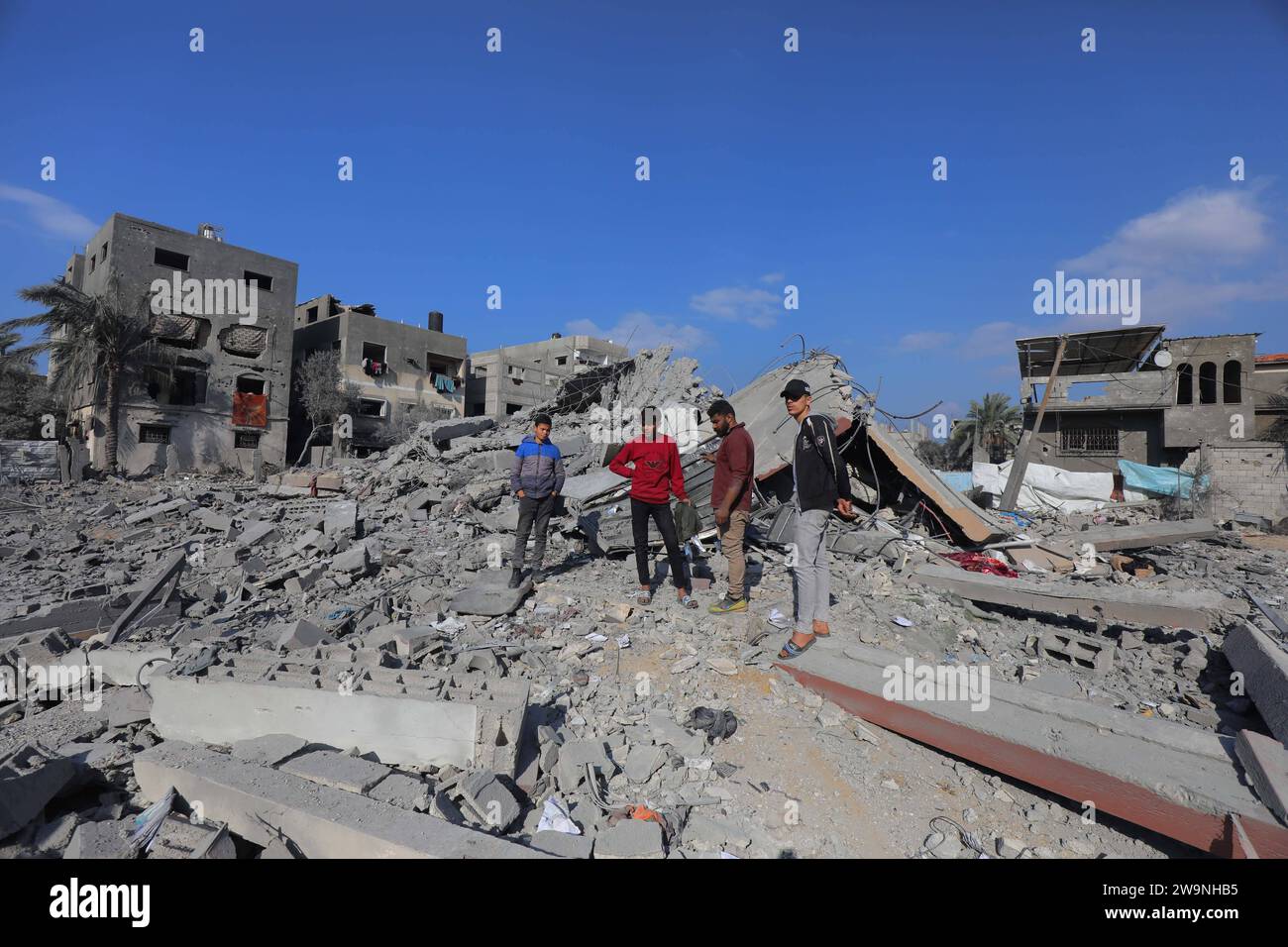 Palestinian residents search for their belongings after the Israeli ...