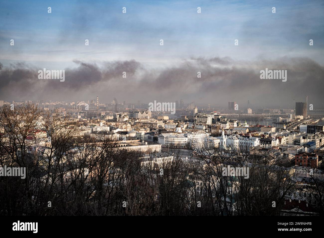 © Nicolas Cleuet/Le Pictorium/MAXPPP - Kiev 29/12/2023 Cette nuit la Russie a lance sur l'Ukraine plus de 150 drones, missiles et bombes aeriennes. Si la la defense aerienne a pu en intercepter la plus grand nombres, au moins deux sont tombes sur la ville de Kyiv. L'une sur une usine du quartier de Lyukanivska et l'autre sur un entrepot de materiaux de construction dans le quartier de Podil. Vue du quartier de Podil. Cette nuit la russie a lance sur l'Ukraine plus de 150 drones, missiles et bombes aeriennes. Si la la defense aerienne a pu en intercepter la plus grand nombres, au moins deux s Stock Photo