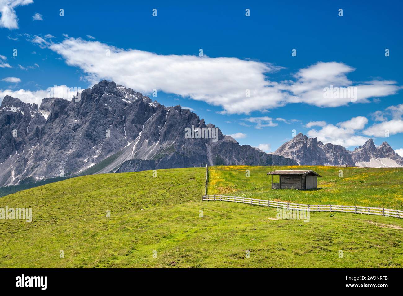 Piccolo bricco per il latte sul vecchio tavolo di legno in un maso di  montagna in Alto Adige, Italia Foto stock - Alamy