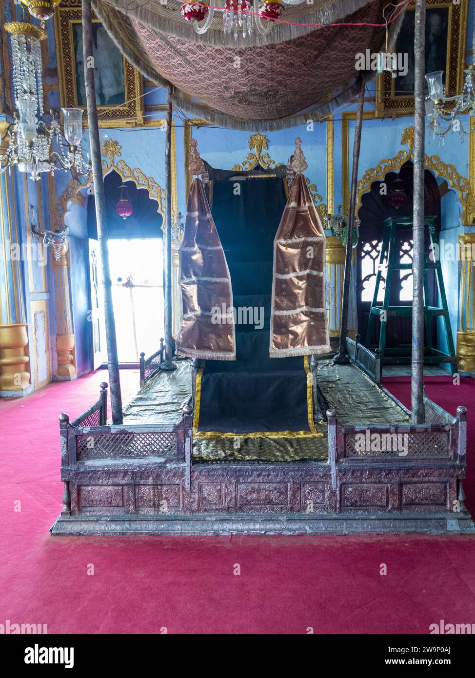 The Mimber used for Majlis (Mourning Congregation) during Muharram. Chota Imambara. VWF3+PV Lucknow, Uttar Pradesh, Inde Stock Photo