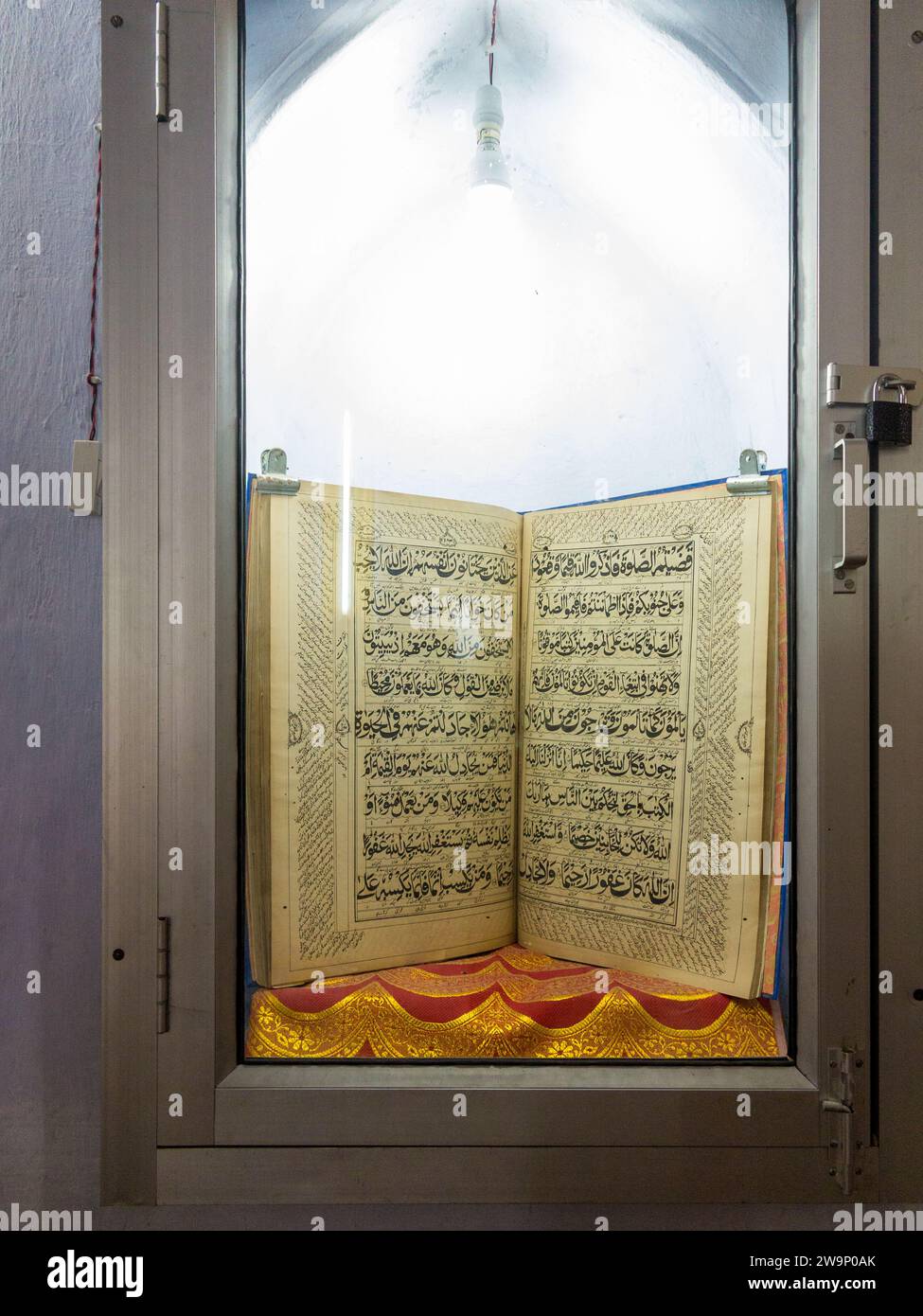 Ancient Quran at Chota Imambara. VWF3+PV Lucknow, Uttar Pradesh, Inde Stock Photo