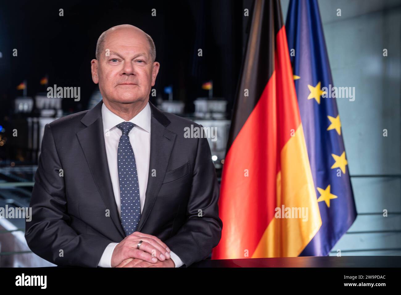 Neujahrsansprache 2024 von Bundeskanzler Olaf Scholz im Bundeskanzleramt TV-Aufzeichnung vom 29.12.2023 Sperrfrist für redaktionelle Verwendung  31.12.2023, 00:00 UhrNeujahrsansprache 2024 von Bundeskanzler Olaf Scholz im Bundeskanzleramt TV-Aufzeichnung vom 29.12.2023 Sperrfrist für redaktionelle Verwendung  31.12.2023, 00:00 Uhr, Berlin Berlin Deutschland Bundeskanzleramt *** New Years address 2024 by Federal Chancellor Olaf Scholz in the Federal Chancellery TV recording from 29 12 2023 embargo period for editorial use 31 12 2023, 00 00 hrs New Years address 2024 by Federal Chancellor Olaf S Stock Photo