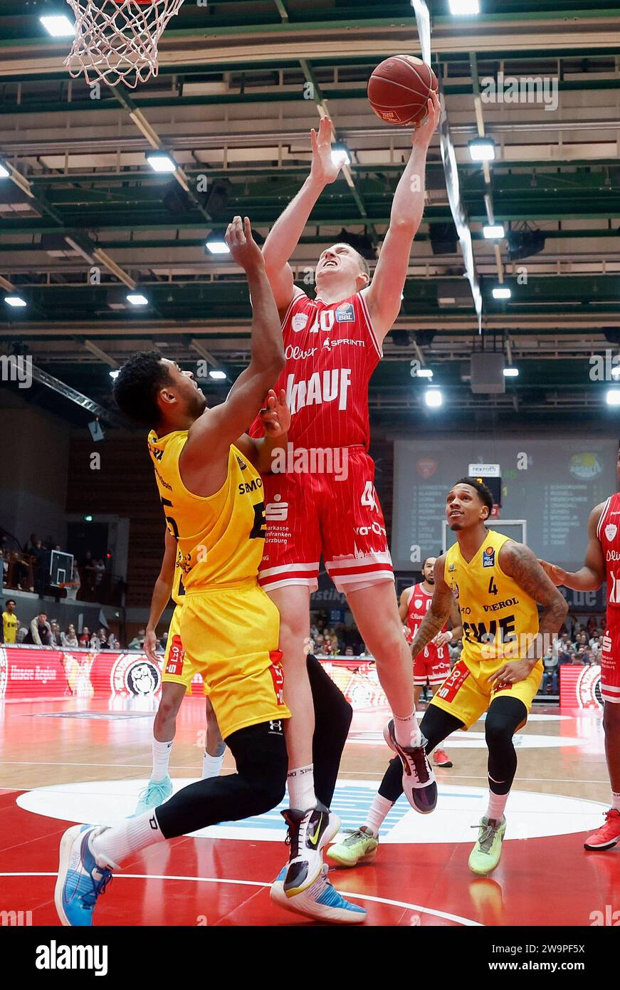 v. l. Ogbe (EWE Baskets Oldenburg, 25) und Collin Welp (Wuerzburg Baskets, 40). 29.12.