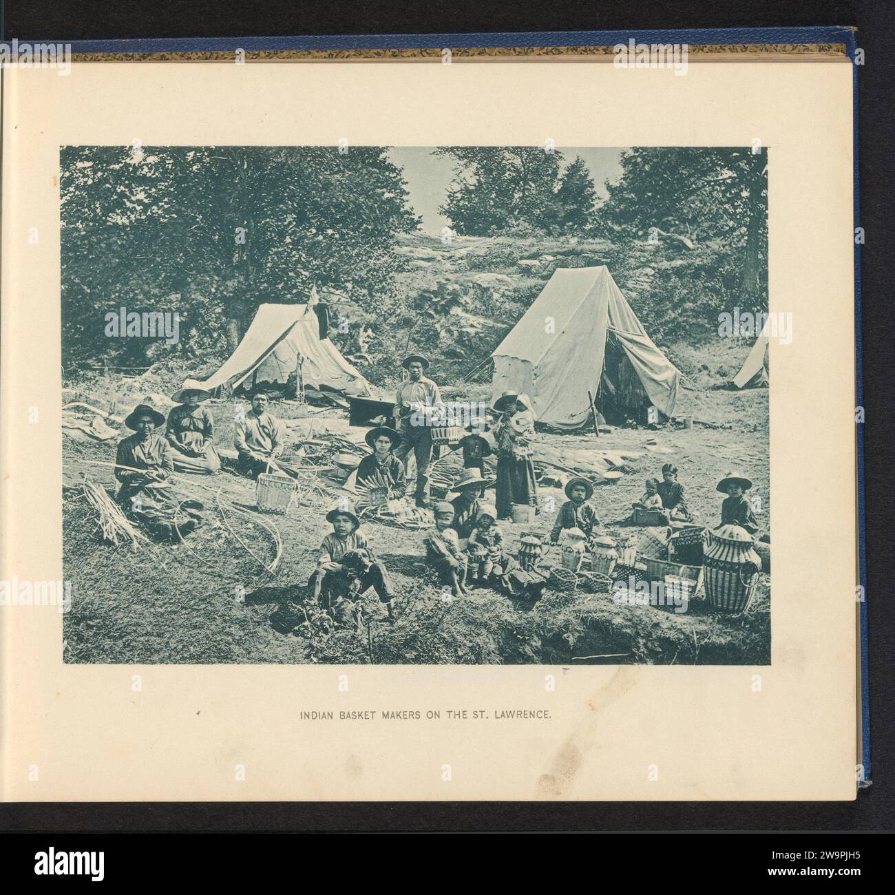 Mandenmakers on the banks of the Saint Lawrence River, Anonymous, c. 1883 - In or Before 1893 photomechanical print Men, women and children make baskets on the banks of the River Saint Lawrence. A few tents on the okay. This may be a Huron or Wendat community. United States of America paper collotype Native peoples of North America. container made of plant material other than wood: basket Stock Photo
