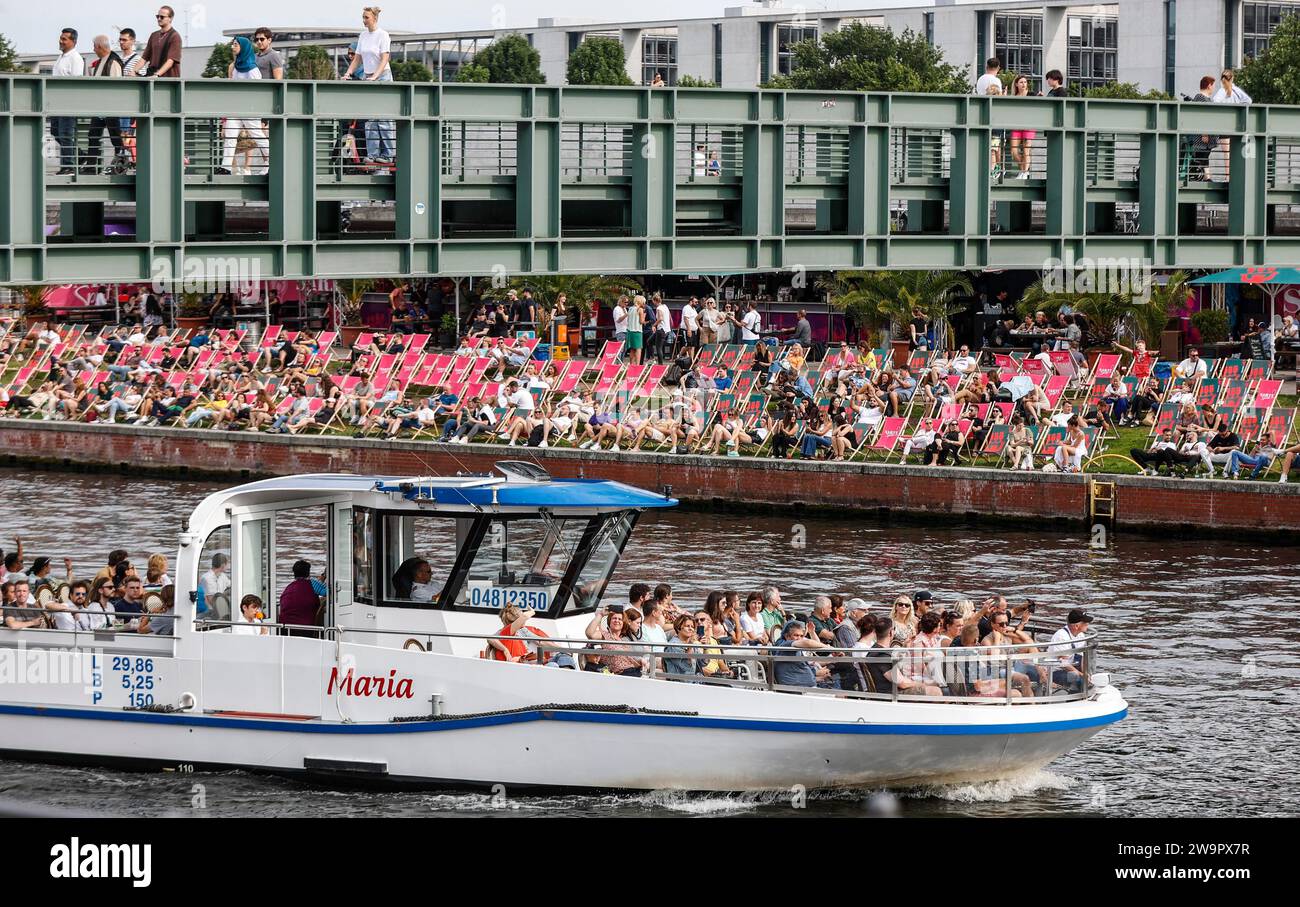 Excursion boat, bridge over the Spree, beach bar, tourists, Berlin, 13.08.2023 Stock Photo