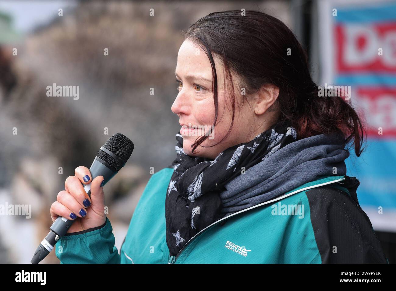 Kundgebung auf dem Scheinerplatz. Es spricht Kreislandwirtin fuer für Siegen-Wittgenstein Katharina Treude. Großdemo in der Siegener Innenstadt. Landwirte, Handwerker und Fuhrunternehmen gehen auf die Barrikaden und demonstrieren gemeinsam gegen die Sparbeschluesse Sparbeschlüsse der Ampelregierung. Großkundgebung am 29.12.2023 in Siegen/Deutschland. *** Rally on Scheinerplatz Speaker Stock Photo