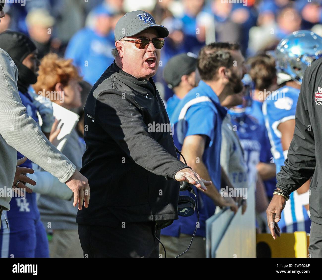 Jacksonville, FL, USA. 29th Dec, 2023. Kentucky head coach Mark Stoops