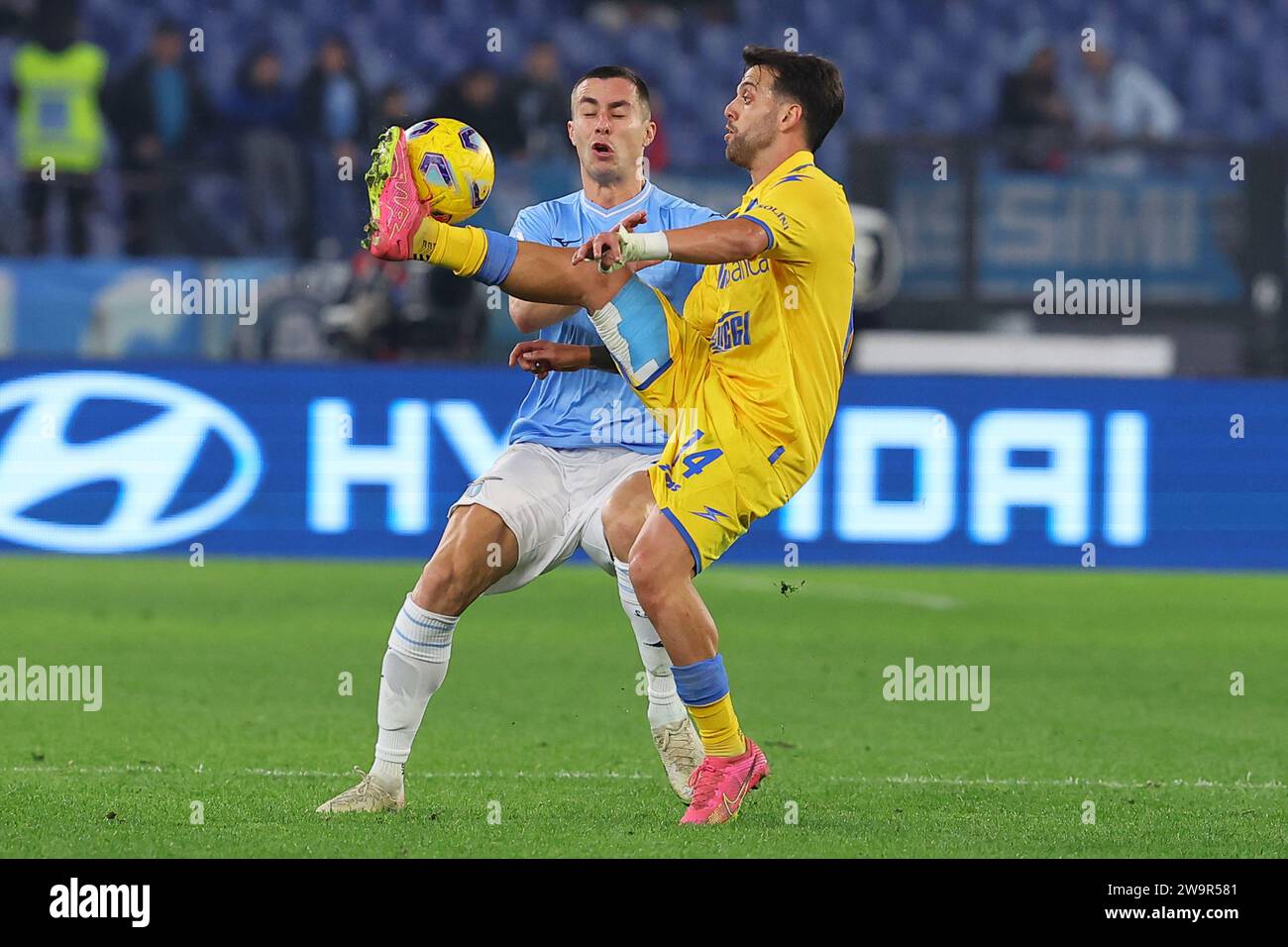 Rome, Italy. 29th Dec, 2023. Rome, Italy 29.12.2023: Adam Marusic of Lazio, Francesco Gelli of Frosinone in action during the Italian Serie A TIM 2023-2024 football match SS Lazio vs Frosinone at Olympic Stadium in Rome. Credit: Independent Photo Agency/Alamy Live News Stock Photo