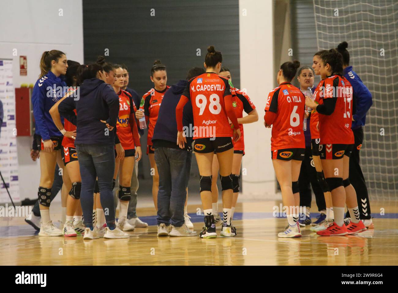 Oviedo, Spain, December 29, 2023: The KH-7 BM players. Granollers receive instructions during a time-out during the 13th Matchday of the Iberdrola Guerreras League between Lobas Global Atac Oviedo and KH-7 BM. Granollers, on December 29, 2023, at the Florida Arena Municipal Sports Center, in Oviedo, Spain. Credit: Alberto Brevers / Alamy Live News. Stock Photo