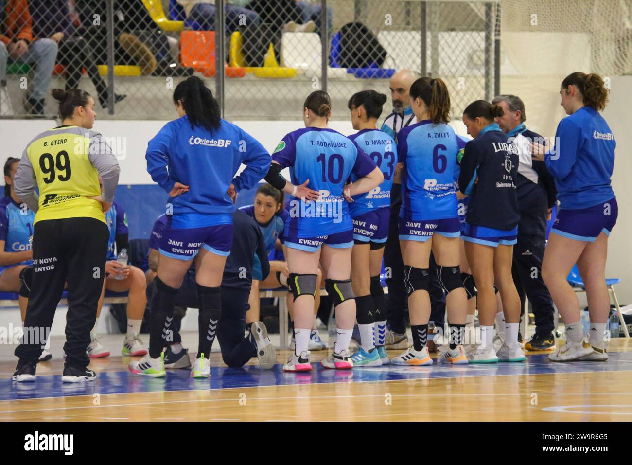 Oviedo, Spain, December 29, 2023: Lobas Global Atac Oviedo players receive instructions in a timeout during the 13th Matchday of the Liga Guerreras Iberdrola between Lobas Global Atac Oviedo and KH-7 BM. Granollers, on December 29, 2023, at the Florida Arena Municipal Sports Center, in Oviedo, Spain. Credit: Alberto Brevers / Alamy Live News. Stock Photo