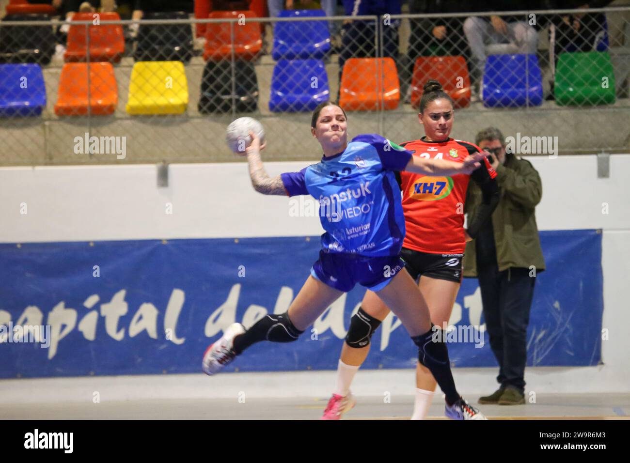Oviedo, Spain, 29th December, 2023: Lobas Global Atac Oviedo player, Camila Belen (22) shoots on goal during the 13th Matchday of the Liga Guerreras Iberdrola between Lobas Global Atac Oviedo and KH-7 BM. Granollers, on December 29, 2023, at the Florida Arena Municipal Sports Center, in Oviedo, Spain. Credit: Alberto Brevers / Alamy Live News. Stock Photo