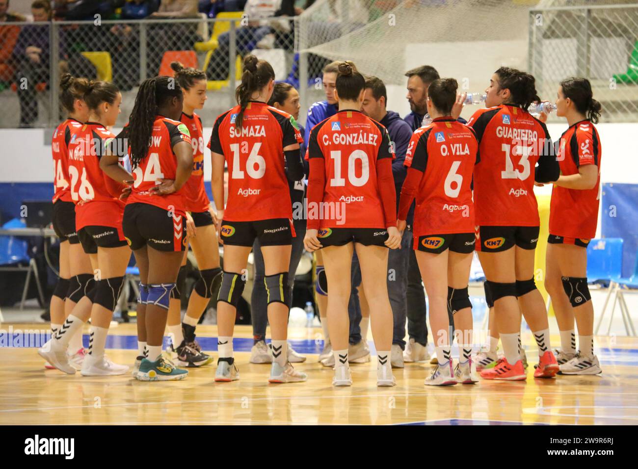 Oviedo, Spain, December 29, 2023: The KH-7 BM players. Granollers receive instructions during a time-out during the 13th Matchday of the Iberdrola Guerreras League between Lobas Global Atac Oviedo and KH-7 BM. Granollers, on December 29, 2023, at the Florida Arena Municipal Sports Center, in Oviedo, Spain. Credit: Alberto Brevers / Alamy Live News. Stock Photo