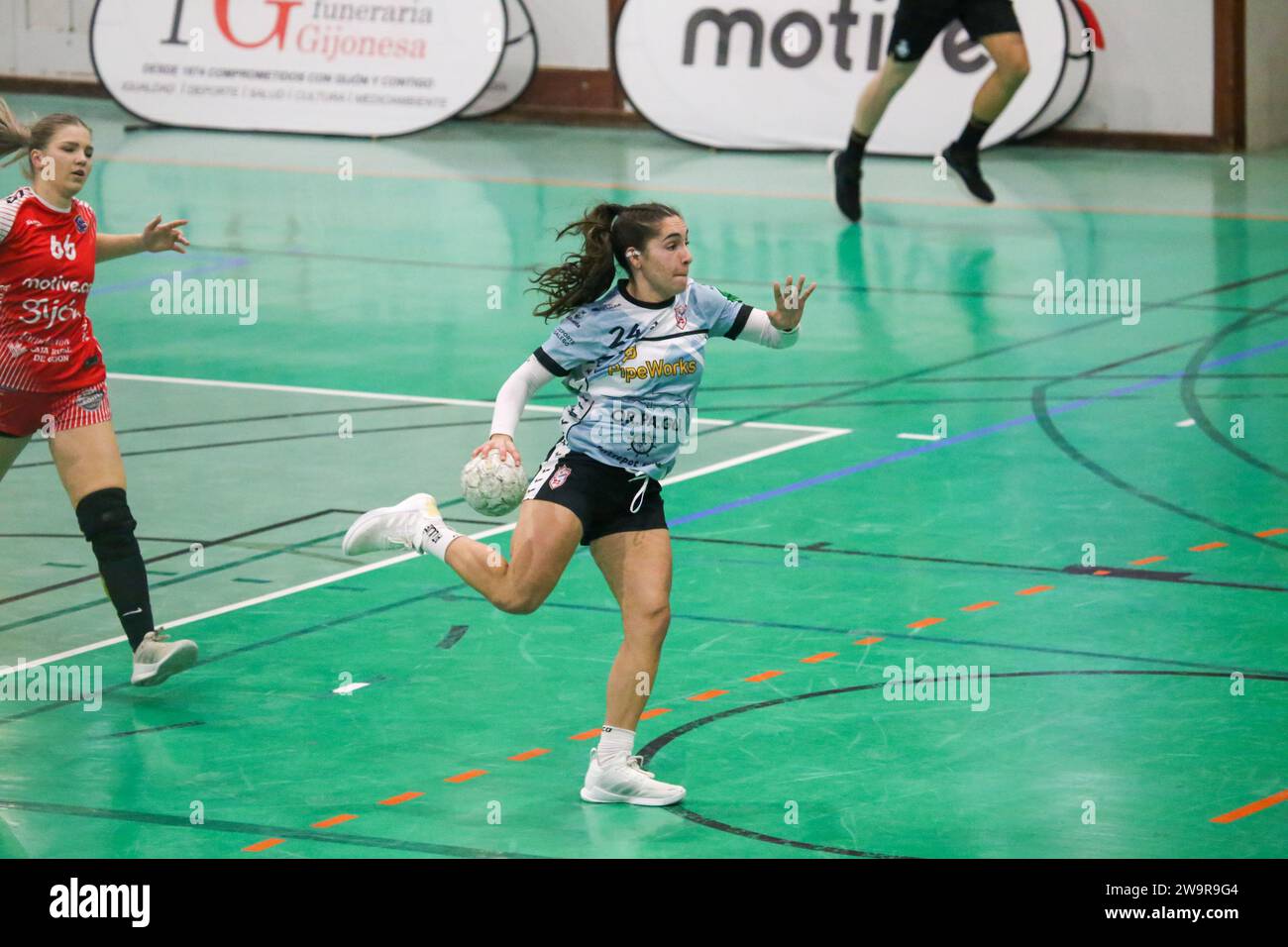 Gijon, Spain, 29th December, 2023: The player of Mecalia Atletico Guardes, Elena Amores (24) with the ball during the 13th matchday of the Liga Guerreras Iberdrola 2023-24 between Motive.co Gijon Balonmano La Calzada and Mecalia Atletico Guardes , on December 29, 2023, at the La Arena Pavilion, in Gijon, Spain. Credit: Alberto Brevers / Alamy Live News. Stock Photo