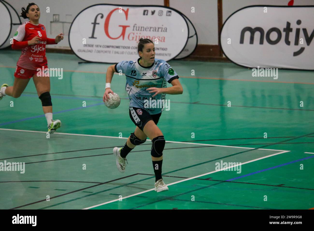 Gijon, Spain, 29th December, 2023: The player of Mecalia Atletico Guardes, Maria Palomo (13) with the ball during the 13th matchday of the Liga Guerreras Iberdrola 2023-24 between Motive.co Gijon Balonmano La Calzada and Mecalia Atletico Guardes , on December 29, 2023, at the La Arena Pavilion, in Gijon, Spain. Credit: Alberto Brevers / Alamy Live News. Stock Photo