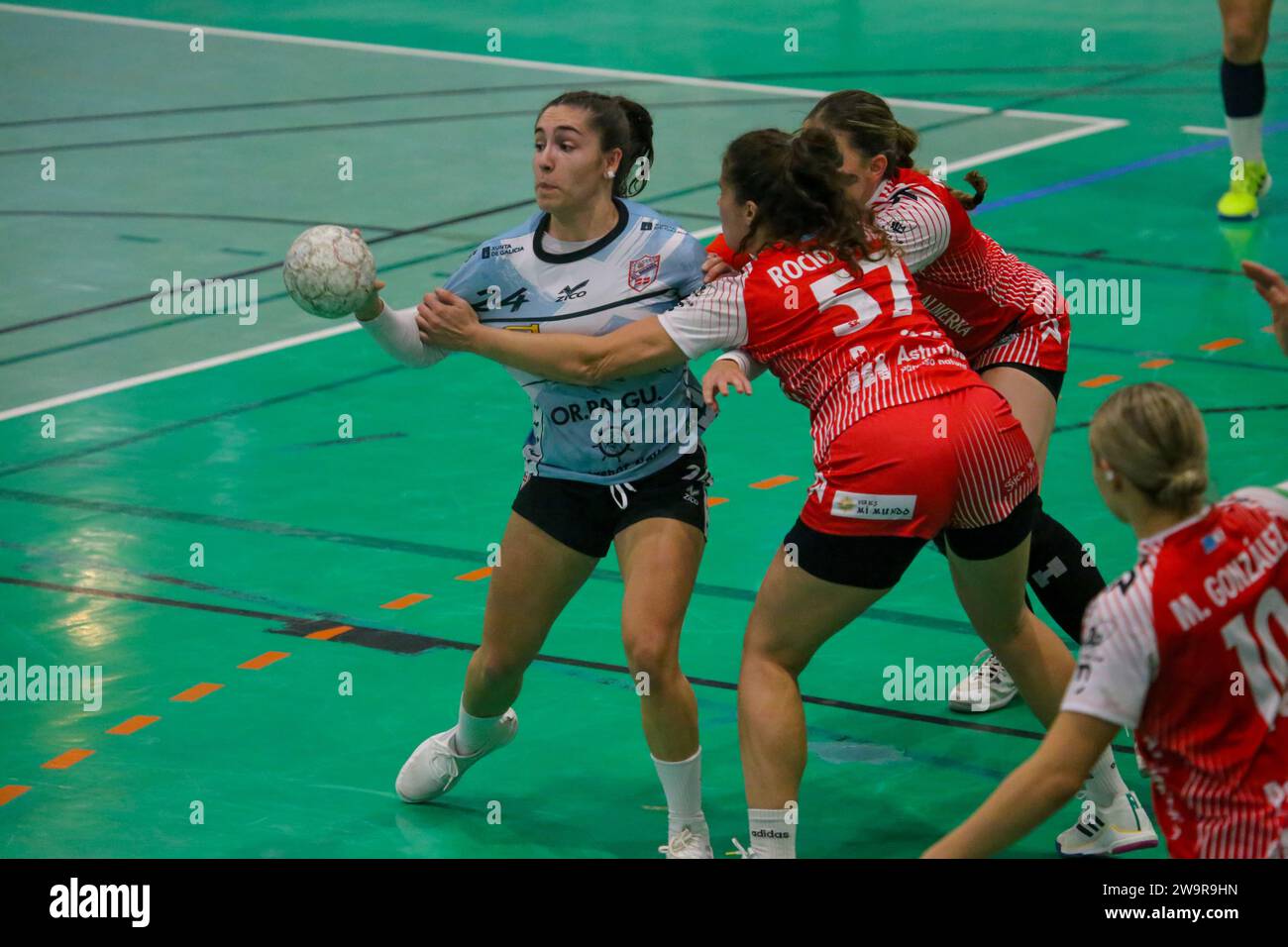 Gijon, Spain, 29th December, 2023: Mecalia Atletico Guardes player, Elena Amores (24, L) with the ball before the grab of Rocio Rojas (57, R) during the 13th matchday of the Liga Guerreras Iberdrola 2023-24 between the Motive.co Gijon Balonmano La Calzada and the Mecalia Atletico Guardes, on December 29, 2023, at the La Arena Pavilion, in Gijon, Spain. Credit: Alberto Brevers / Alamy Live News. Stock Photo