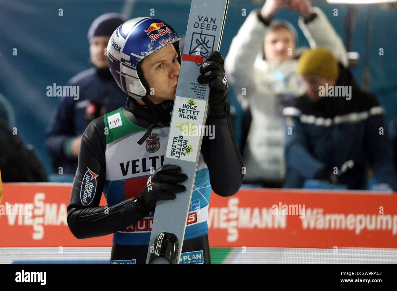 Oberstdorf, Deutschland. 29th Dec, 2023. Andreas Wellinger (SC Ruhpolding) küsst seine Ski beim Auftaktspringen der 72. Vierschanzentournee Oberstdorf Credit: dpa/Alamy Live News Stock Photo