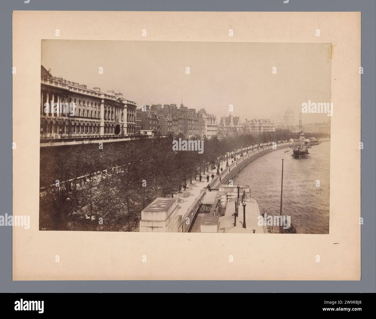 View of the boulevard along the Thames in London, 1875 - 1900 photograph  London photographic support albumen print city-view in general; 'veduta'. avenue, boulevard in village London Stock Photo