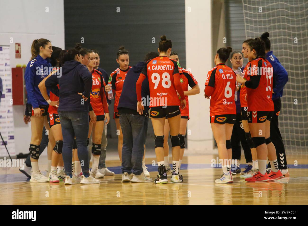 Oviedo, Asturias, Spain. 29th Dec, 2023. Oviedo, Spain, December 29, 2023: The KH-7 BM players. Granollers receive instructions during a time-out during the 13th Matchday of the Iberdrola Guerreras League between Lobas Global Atac Oviedo and KH-7 BM. Granollers, on December 29, 2023, at the Florida Arena Municipal Sports Center, in Oviedo, Spain. (Credit Image: © Alberto Brevers/Pacific Press via ZUMA Press Wire) EDITORIAL USAGE ONLY! Not for Commercial USAGE! Stock Photo