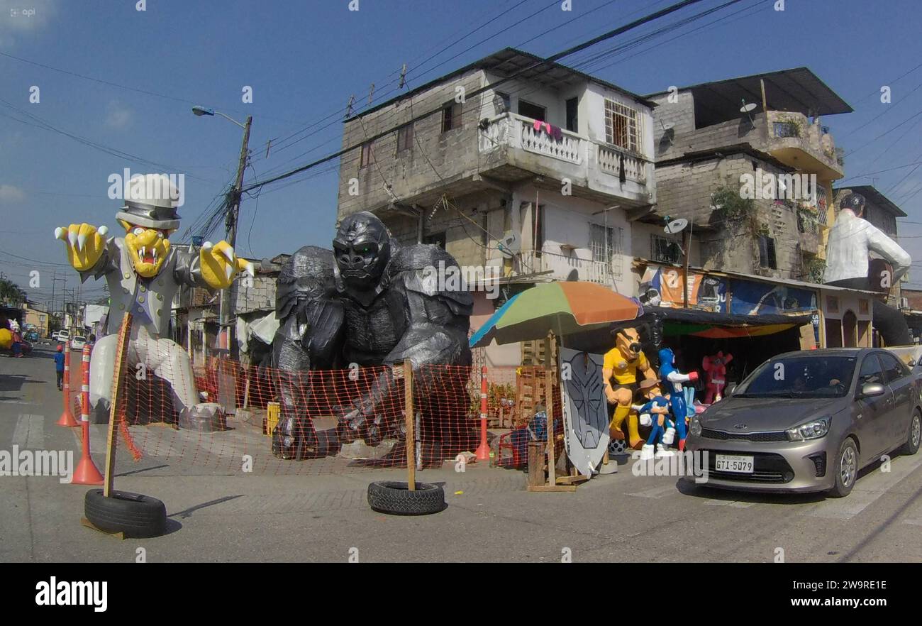 GYE-MONIGOTES GIGANTES Guayaquil, viernes 29 de diciembre del 2023 Nuevamente los Gigantes de papel se toman las calles del suburbio de Guayaquil, personajes animados, de tv, peliculas y de juegos hecho por artesanos son la gran atraccion que hasta el 12 de enero seran expuestos en la denominada Ruta de los Gigantes . Fotos: CÃ sar Munoz/API Guayaquil Guayas Ecuador SOI-GYE-MONIGOTESGIGANTES-8bdbe57bd0c803e9fb4a0e871ff6fd9d *** GYE GIGANTIC MONIGOTES Guayaquil, Friday, December 29, 2023 Once again the paper giants take the streets of the suburb of Guayaquil, animated characters, tv, movies and Stock Photo