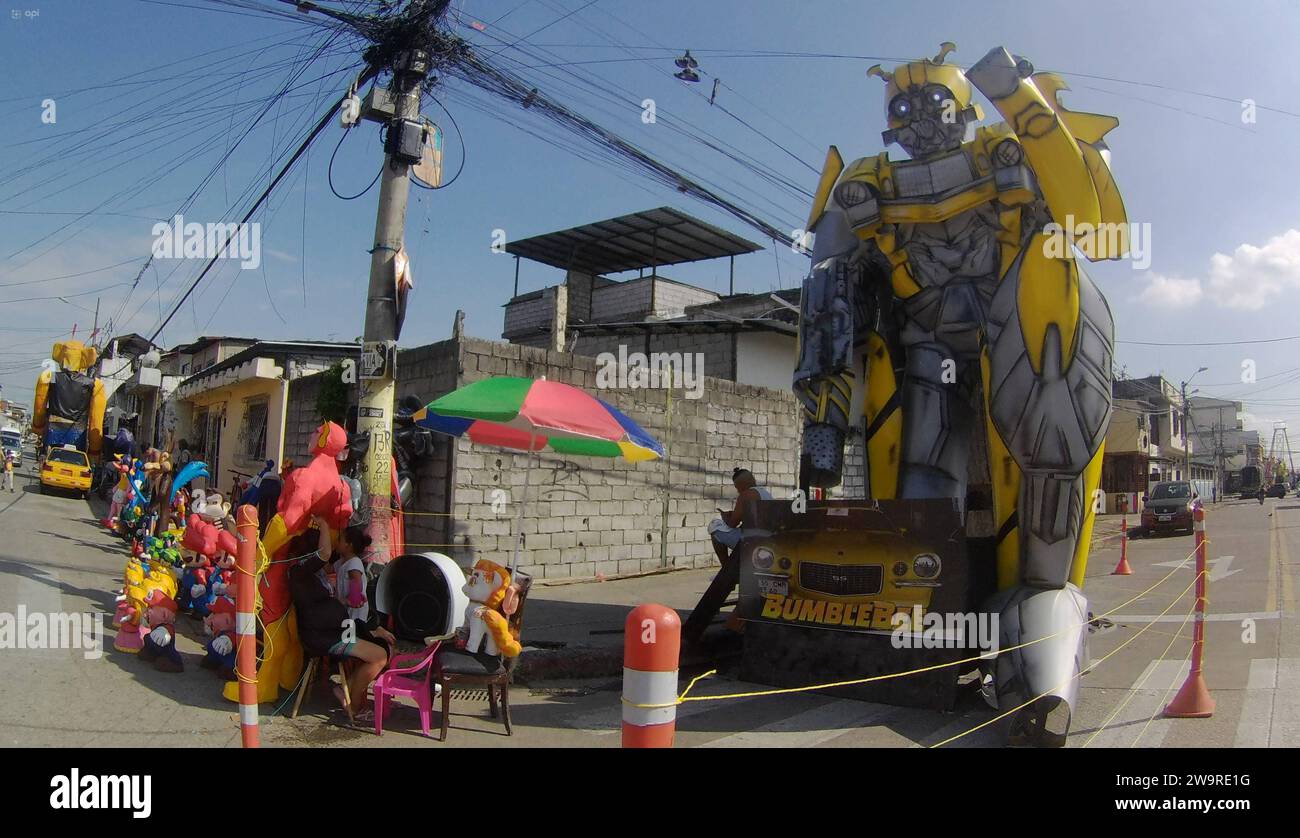 GYE-MONIGOTES GIGANTES Guayaquil, viernes 29 de diciembre del 2023 Nuevamente los Gigantes de papel se toman las calles del suburbio de Guayaquil, personajes animados, de tv, peliculas y de juegos hecho por artesanos son la gran atraccion que hasta el 12 de enero seran expuestos en la denominada Ruta de los Gigantes . Fotos: CÃ sar Munoz/API Guayaquil Guayas Ecuador SOI-GYE-MONIGOTESGIGANTES-2857ecc0529ae73ef2b497a953f4feb5 *** GYE GIGANTIC MONIGOTES Guayaquil, Friday, December 29, 2023 Once again the paper giants take the streets of the suburb of Guayaquil, animated characters, tv, movies and Stock Photo