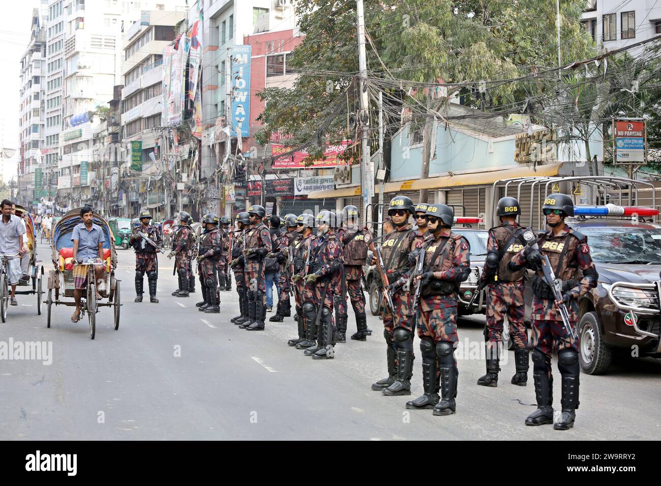 Dhaka, Wari, Bangladesh. 29th Dec, 2023. Members Of Border Guard Bangladesh (BGB) Stand Guard In A Street For The Upcoming 12th General Election In Dhaka, Bangladesh On December 30, 2023. Election Security Duties Have Started To Help Ensure A Peaceful Atmosphere And Maintain Law And Order Across The Country For The 7 January Polls. According To The Bangladesh Election Commission, The 12th General Election Is Scheduled On 7 January 2024 To Select Members Of The National Parliament In Bangladesh. (Credit Image: © Habibur Rahman/ZUMA Press Wire) EDITORIAL USAGE ONLY! Not for Commercial USAGE! Cre Stock Photo
