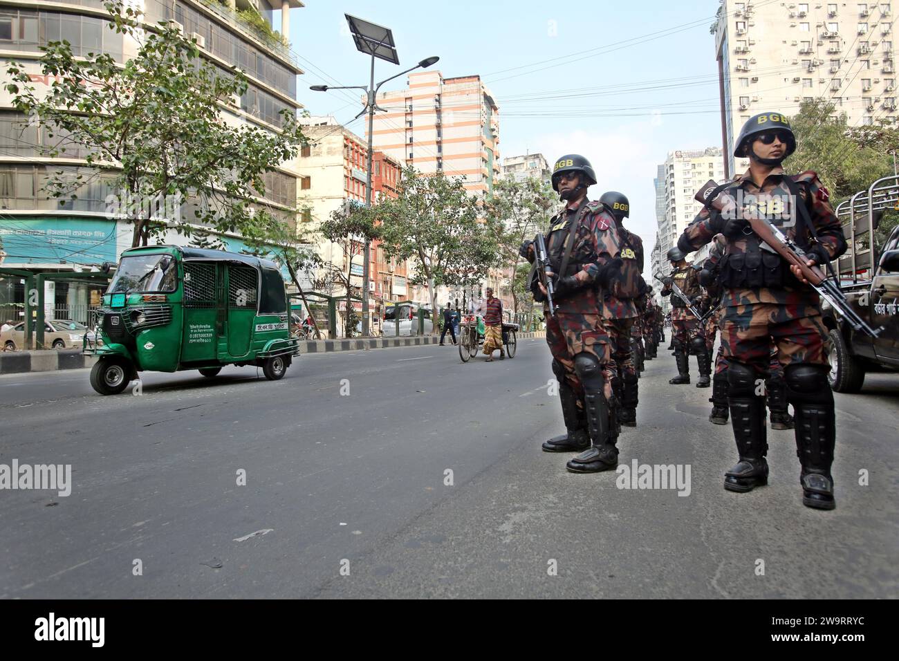 Dhaka, Wari, Bangladesh. 29th Dec, 2023. Members Of Border Guard Bangladesh (BGB) Stand Guard In A Street For The Upcoming 12th General Election In Dhaka, Bangladesh On December 30, 2023. Election Security Duties Have Started To Help Ensure A Peaceful Atmosphere And Maintain Law And Order Across The Country For The 7 January Polls. According To The Bangladesh Election Commission, The 12th General Election Is Scheduled On 7 January 2024 To Select Members Of The National Parliament In Bangladesh. (Credit Image: © Habibur Rahman/ZUMA Press Wire) EDITORIAL USAGE ONLY! Not for Commercial USAGE! Cre Stock Photo