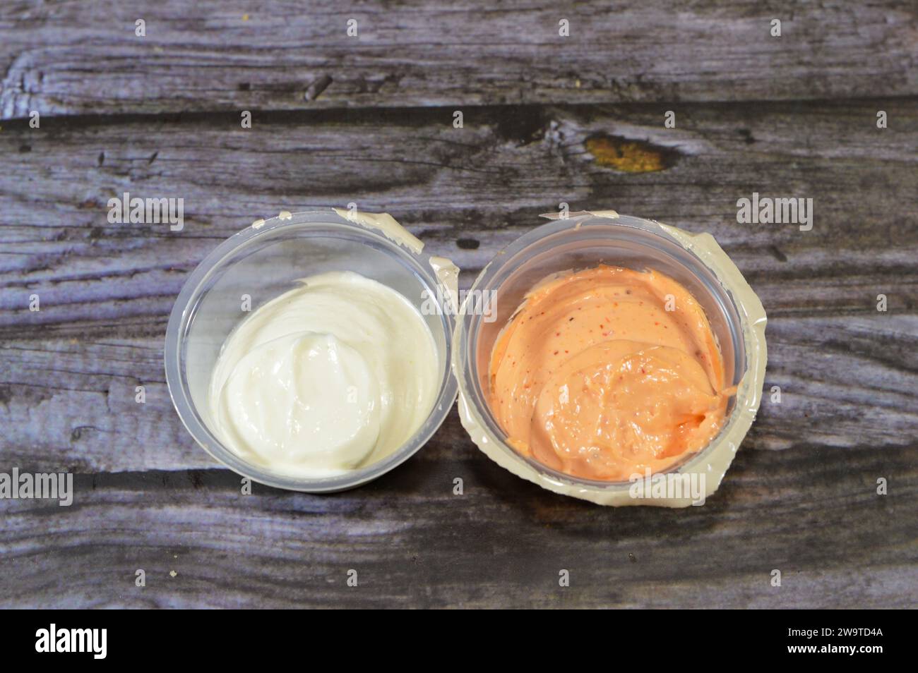 Regular and spicy Garlic sauce or Tomeya, Tomiya, on the traditional middle eastern dip way, a sauce prepared using garlic as a primary ingredient, em Stock Photo