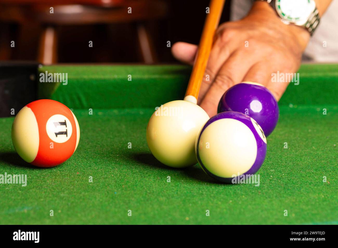 Billard ist ein Spiel, bei dem zwei Personen oder zwei Teams