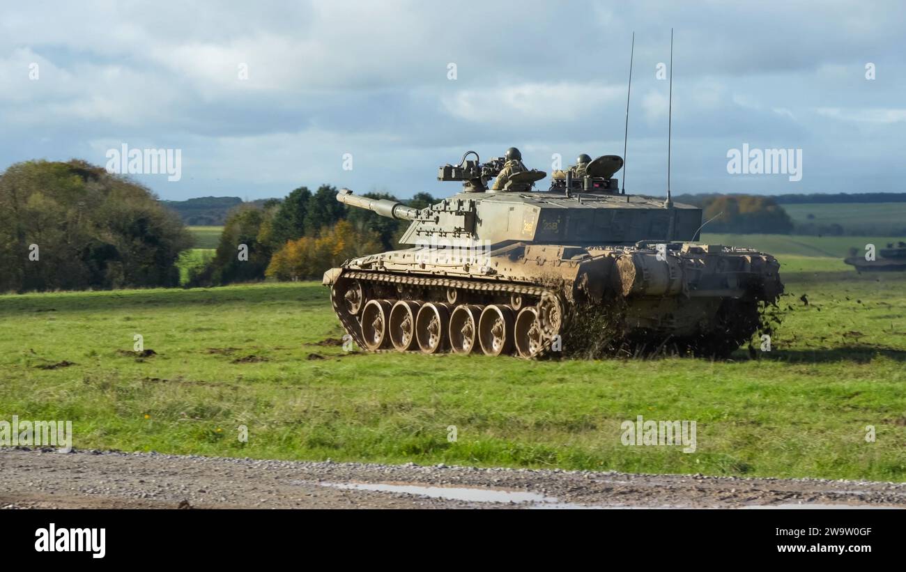 Battle tank ukraine challenger 2 hi-res stock photography and images - Alamy